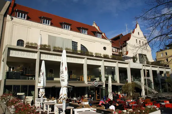 Das Alte Hallenbad in Heidelberg-Bergheim, Sitz des Körperwelten-Museums