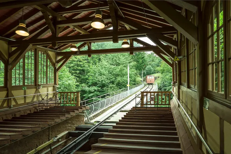 Obere Bergbahn Heidelberg an der Station Molkenkur mit einfahrendem Wagen