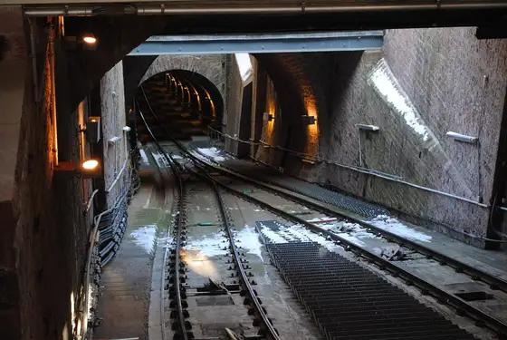Gleise der Heidelberger Bergbahn im Tunnel zwischen Kornmarkt und Schloss