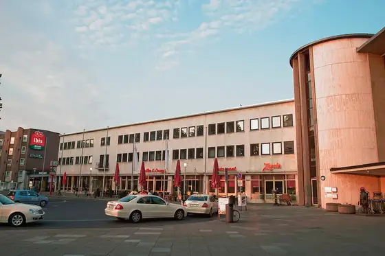 Vorplatz des Hauptbahnhofs Heidelberg am Morgen
