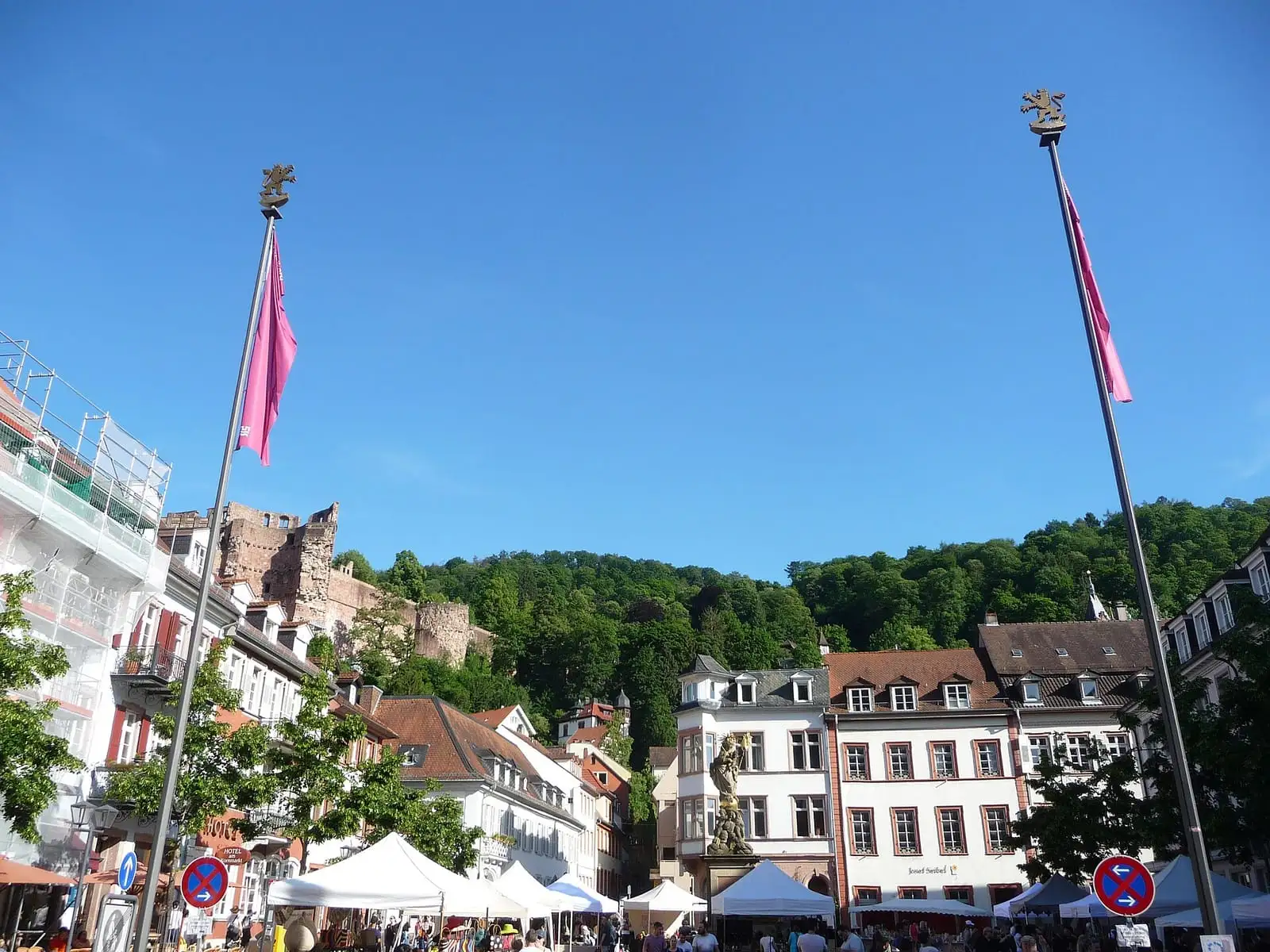 Kornmarkt in der Heidelberger Altstadt mit Schlossruine am Hang