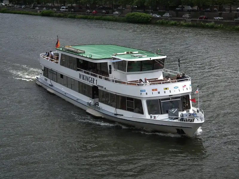 Fahrgastschiff auf dem Neckar in Heidelberg