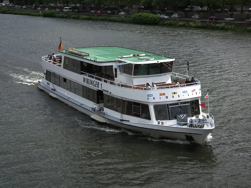 Fahrgastschiff auf dem Neckar in Heidelberg