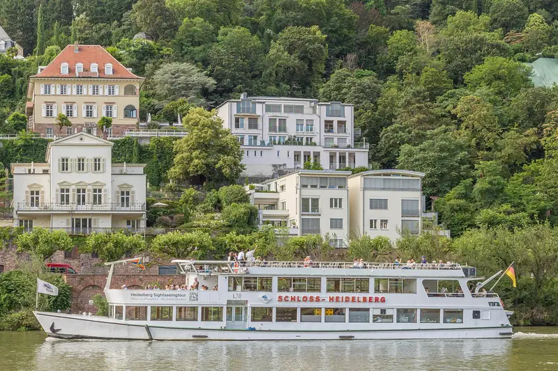 Ausflugsschiff auf dem Neckar vor Villen am Neuenheimer Ufer