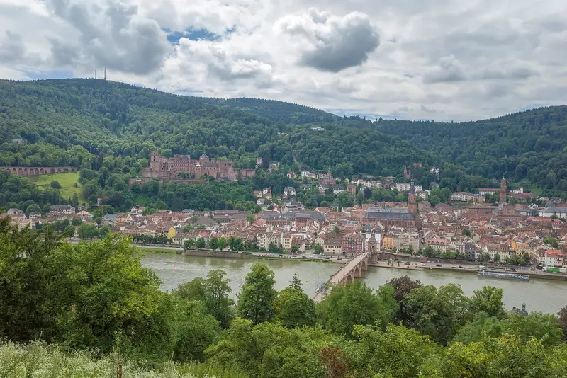Blick vom Schlangenweg über den Neckar auf die Heidelberger Altstadt mit Schloss