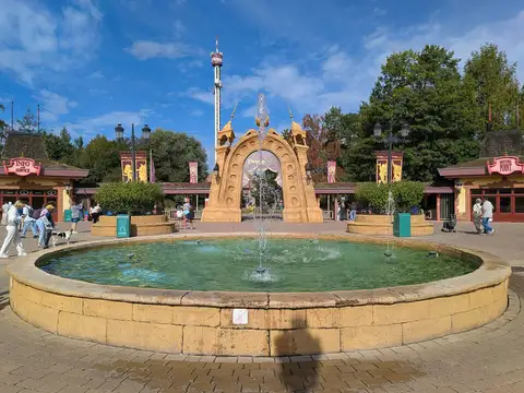 Eingangsbereich von Plopsaland Deutschland in Haßloch mit Brunnen