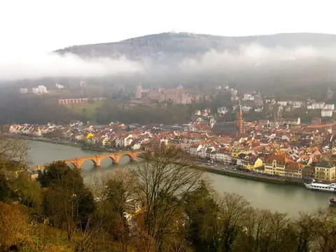 Heidelberger Altstadt mit Alter Brücke und Schloss im Morgennebel, gesehen vom Philosophenweg