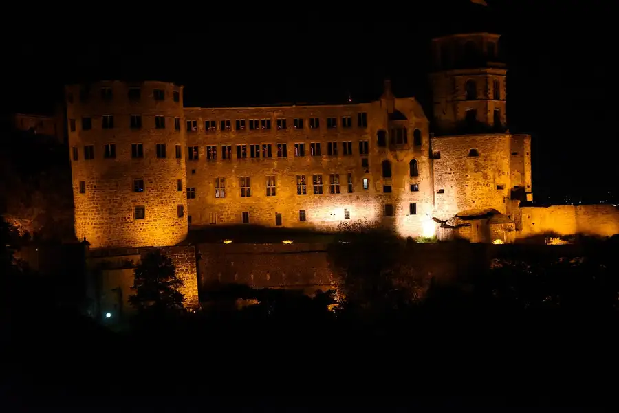 Beleuchtete Ostfront des Heidelberger Schlosses bei Nacht