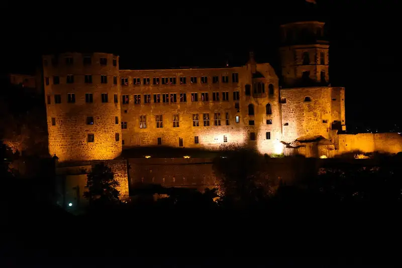 Beleuchtete Ostfront des Heidelberger Schlosses bei Nacht