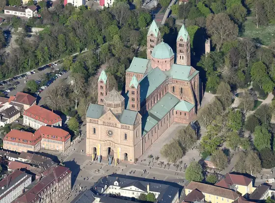 Luftbild des Kaiserdoms in Speyer