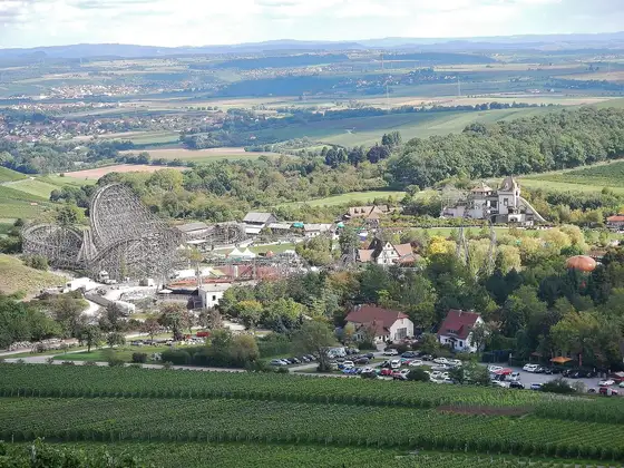 Blick über den Erlebnispark Tripsdrill mit Holzachterbahn